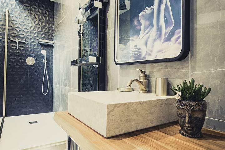 Apartamento entero, Loft with private jacuzzi, Centre Ville Pontoise in Pontoise, Valle del Oise