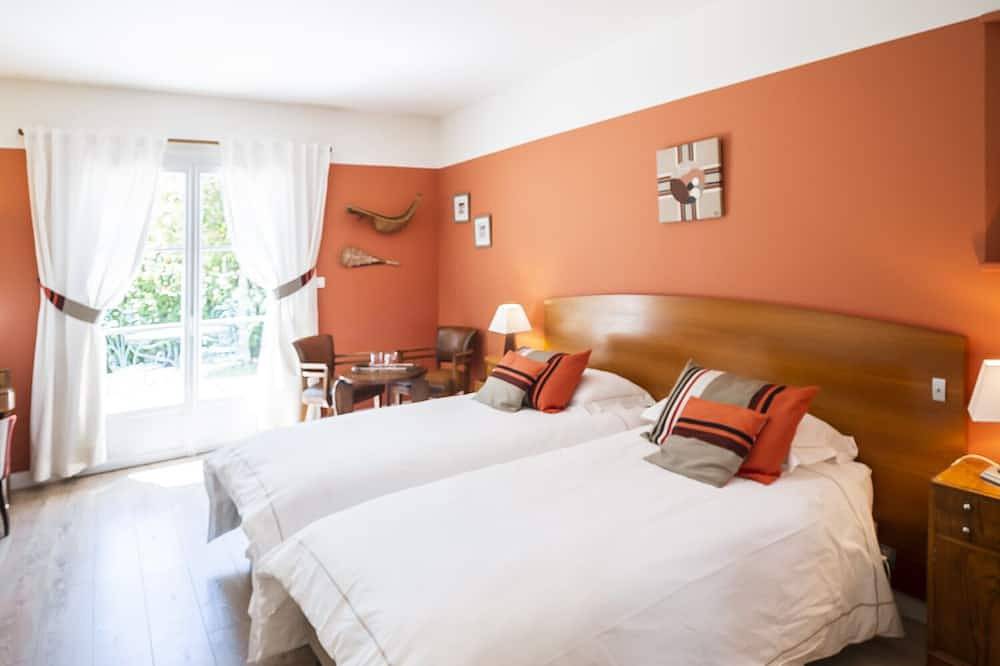 Double room on one level with shower in Arcangues, Region de Bayona