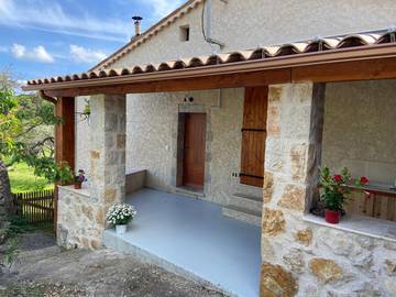 Location de vacances pour 6 personnes, avec terrasse ainsi que jardin et vue, animaux acceptés à Mons (Var)