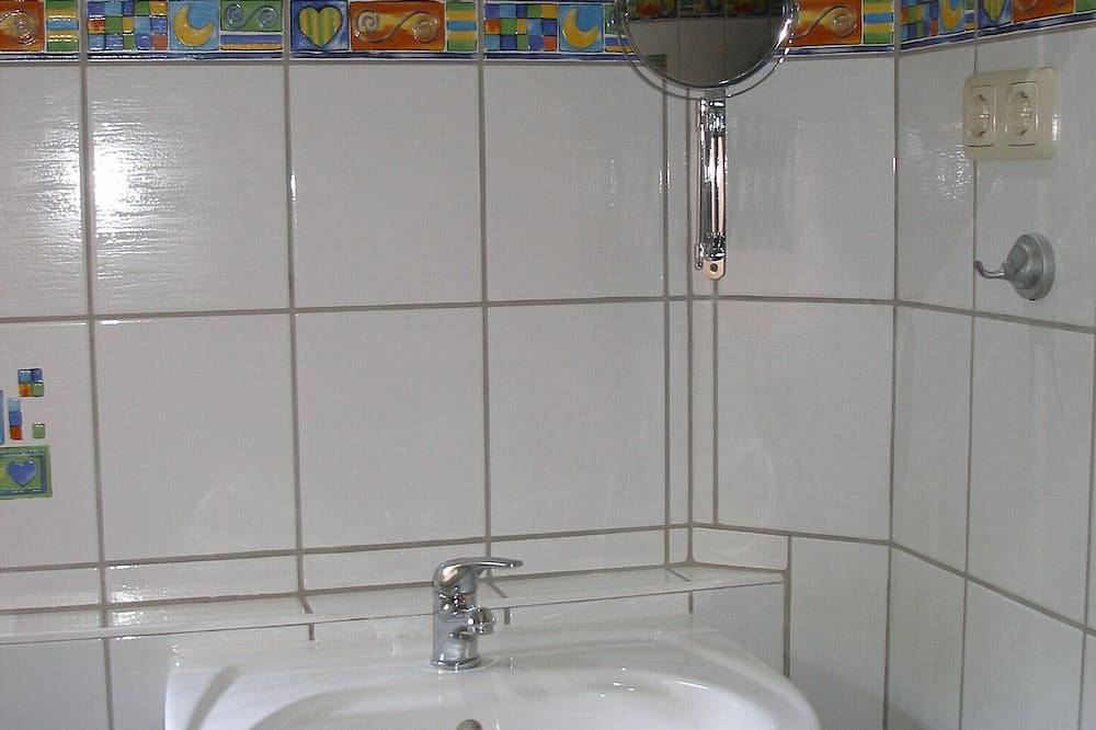 Ganze Wohnung, Gemütliche Ferienwohnung am Röblinsee im Souterrain einer Villa in Röblinsee, Fürstenberg/Havel