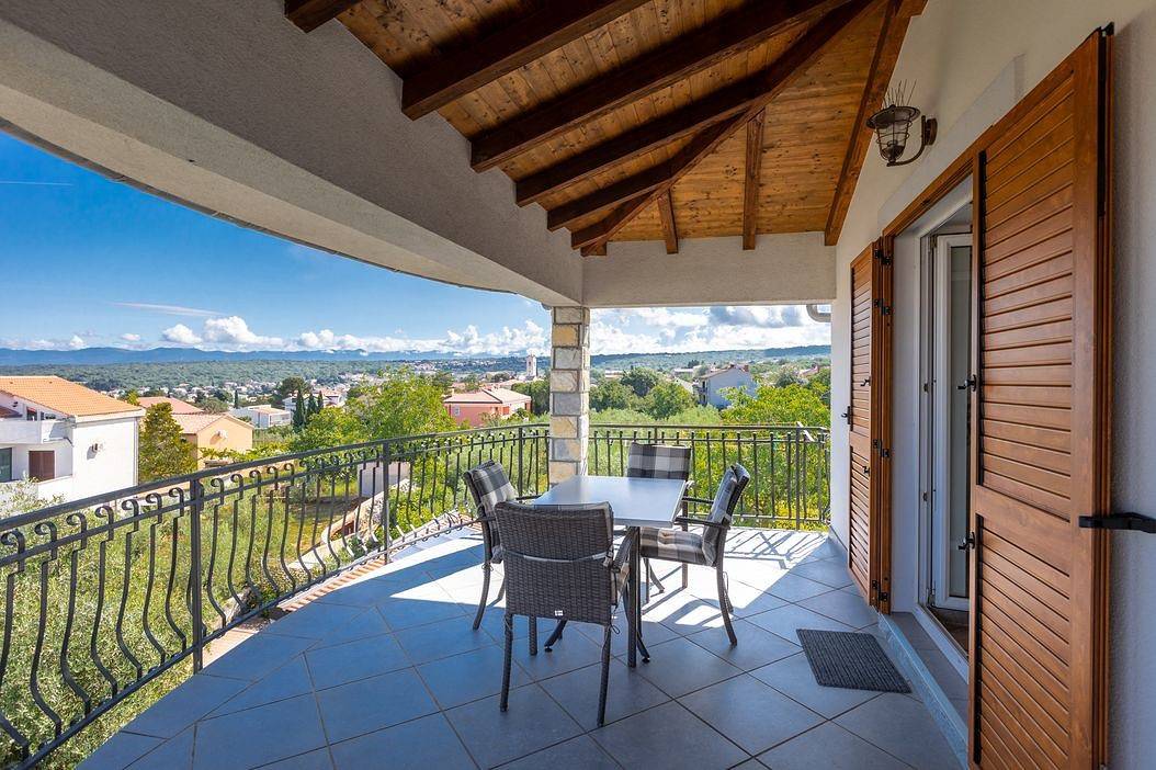 Ganze Wohnung, Überragender Komfort mit wunderschönem Meerblick in der Ferienwohnung Barjaktarić 1 in Malinska in Milcetici, Krk