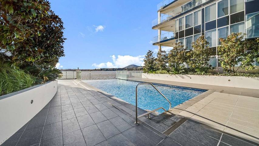 Vacation apartment for 4 people, with pool and balcony/terrace as well as lake view in Canberra