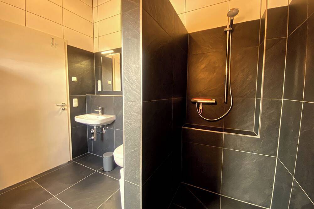 Ganze Wohnung, Ruhig gelegene Ferienwohnung am Weiher im Og mit Balkon in Schmidt, Nideggen