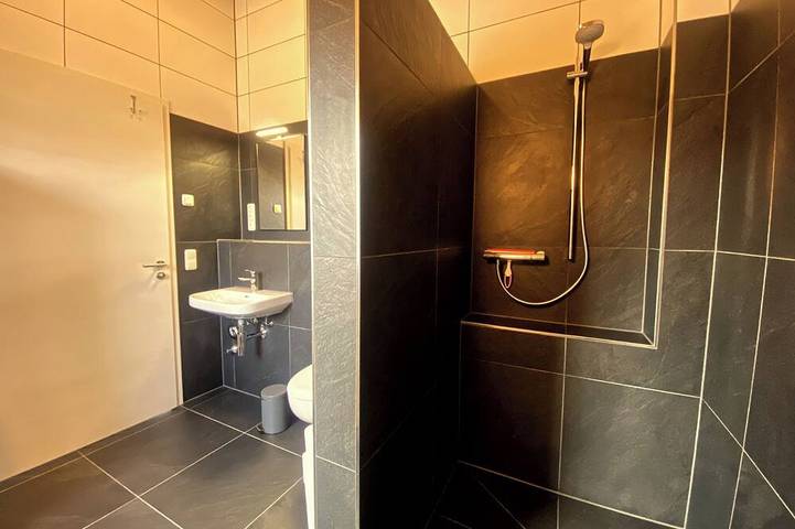Ganze Wohnung, Ruhig gelegene Ferienwohnung am Weiher im Og mit Balkon in Schmidt, Nideggen