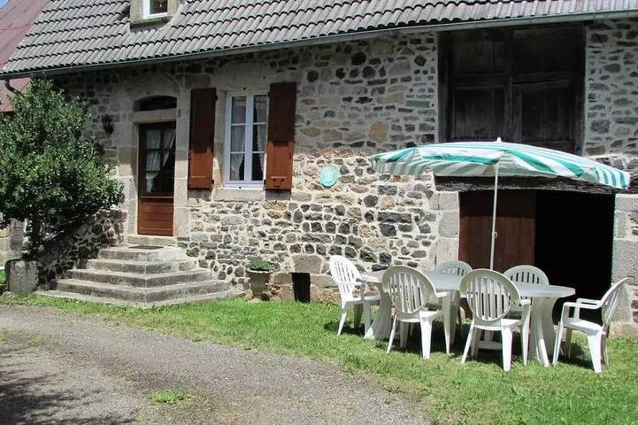 Location de vacances pour 4 personnes, avec terrasse à Rilhac-Xaintrie