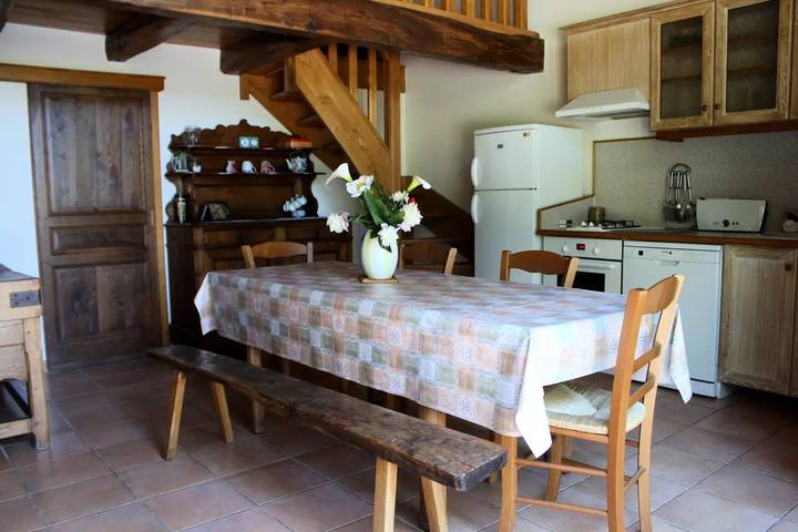Gîte pour 6 personnes, avec jardin dans Champnétery