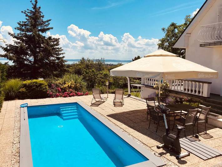Ferienwohnung für 7 Personen, mit Seeblick und Pool sowie Ausblick und Terrasse, mit Haustier