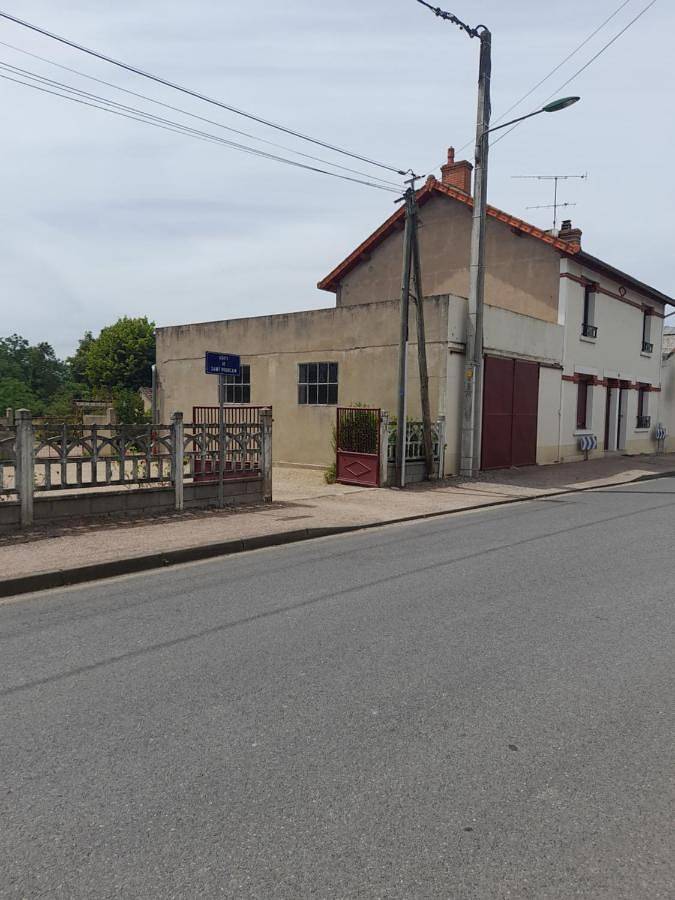 Four-Bedroom House in Thiel-sur-Acolin, Allier