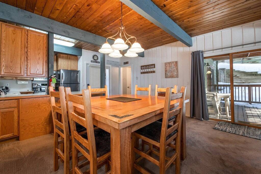 Ganze Wohnung, Walk 240 yds to Resort+Steps to Hot Tub/Free Town/Ski Bus-Wood Stove/Cabin Like Setting-Covered Deck in Steamboat Springs, Medicine Bow-Routt Nationalwald
