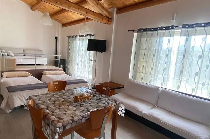 Country house 5 minutes from downtown with garden and private parking space in Sulmona, Majella National Park