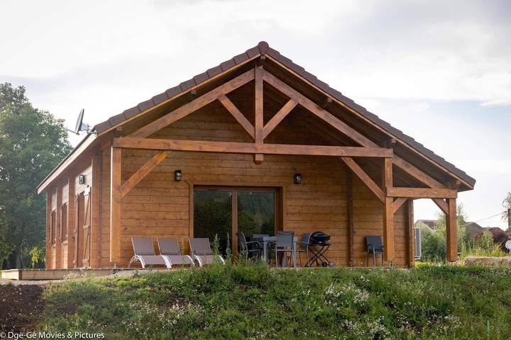 Gîte pour 6 personnes, avec Jacuzzi et Terrasse ainsi que Jardin et Vue dans le Jura