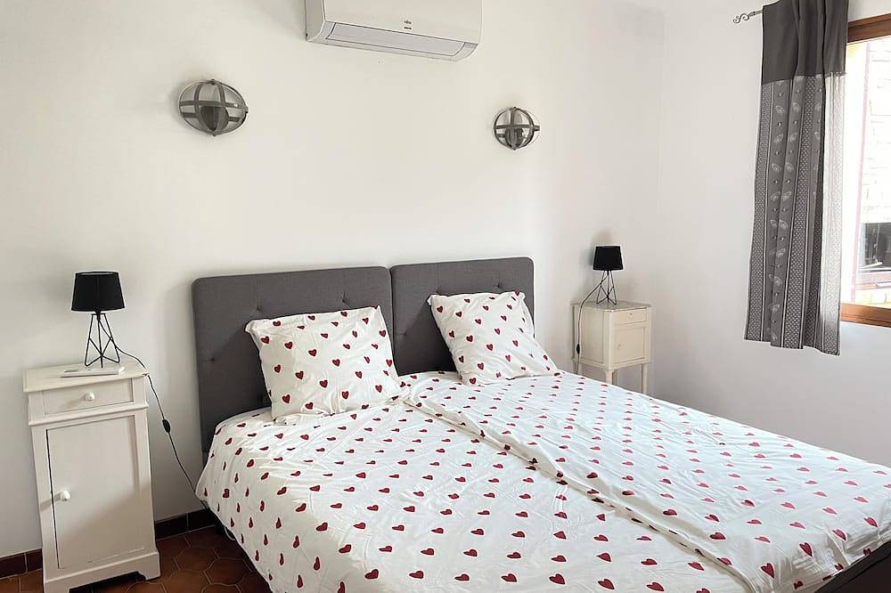 Roussillon: a house in the village centre for 4-6 with a garden & swimming pool in Roussillon, Parc naturel régional du Luberon