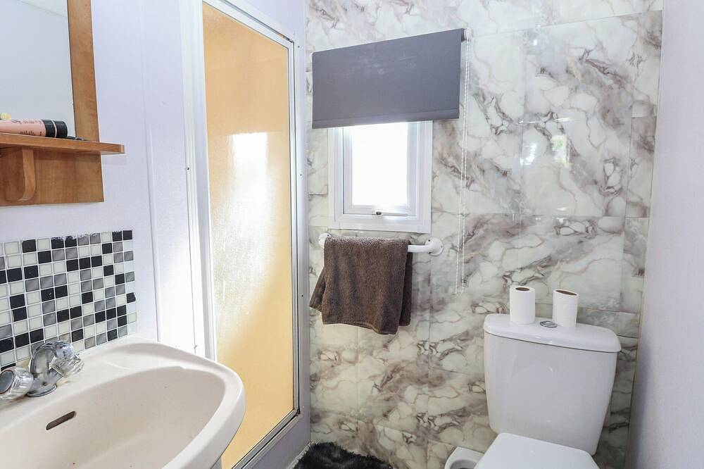 Whispering Meadows - 104, pet friendly, with a garden in Hemsby in Hemsby, Great Yarmouth