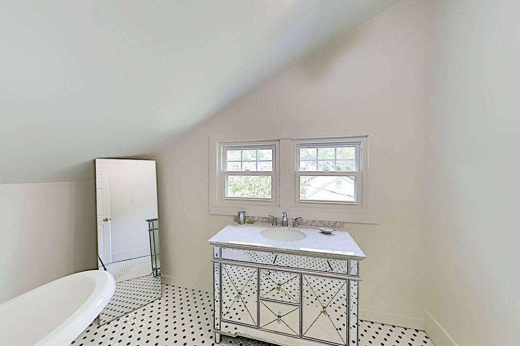 Charming home a short walk from downtown w/2 fireplaces, porch, yard, firepit in Hendersonville, Henderson County (NC)