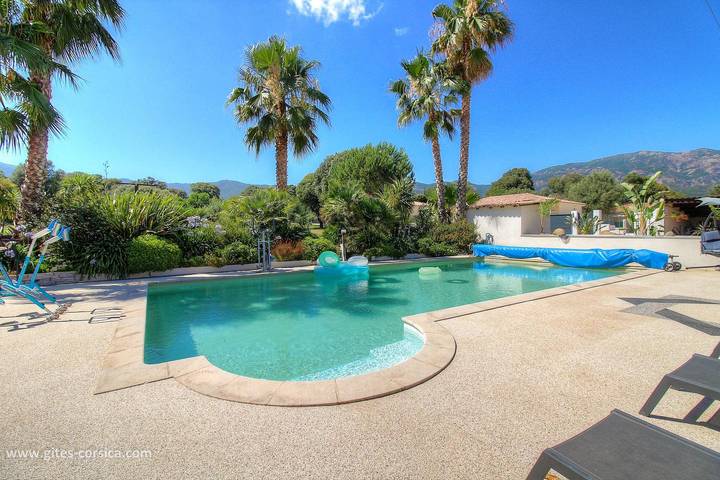 Gîte pour 4 personnes, avec Jacuzzi et Terrasse ainsi que Jardin et Piscine