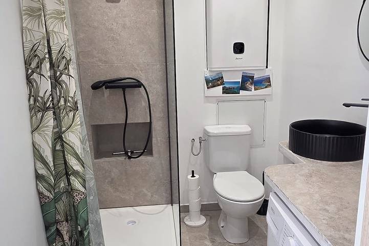 Appartamento intero, One-bedroom apartment right on the water, 5 minutes from St. Florent. in Patrimonio Francia, Calvi e dintorni