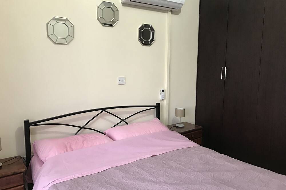Apartamento entero, Moderno apartamento de 2 dormitorios con Wifi situado en el Área Universal de Paphos in Pafos, Chipre Sur