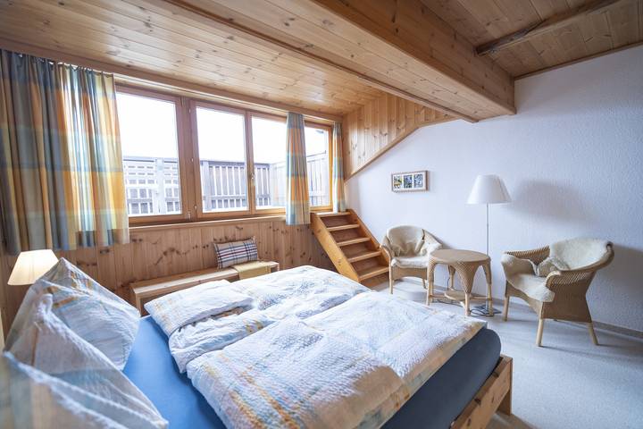 Ganze Wohnung, Chasa Rontsch Madlaina: Charmante 4.5 Zimmer-Dachwohnung mit Panorama-Aussicht mitten in Ftan in Ftan, Unterengadin