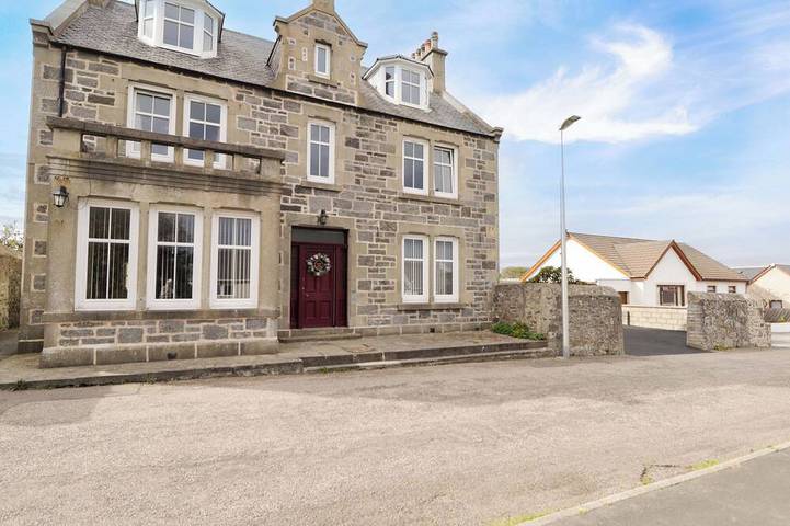 Cottage for 18 people, with garden and hot tub in Cullen