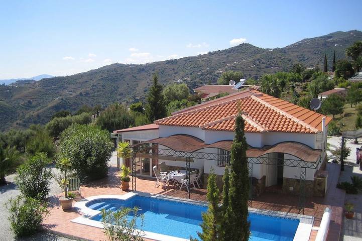 Ferienhaus für 4 Personen, mit Terrasse und Garten in Sayalonga