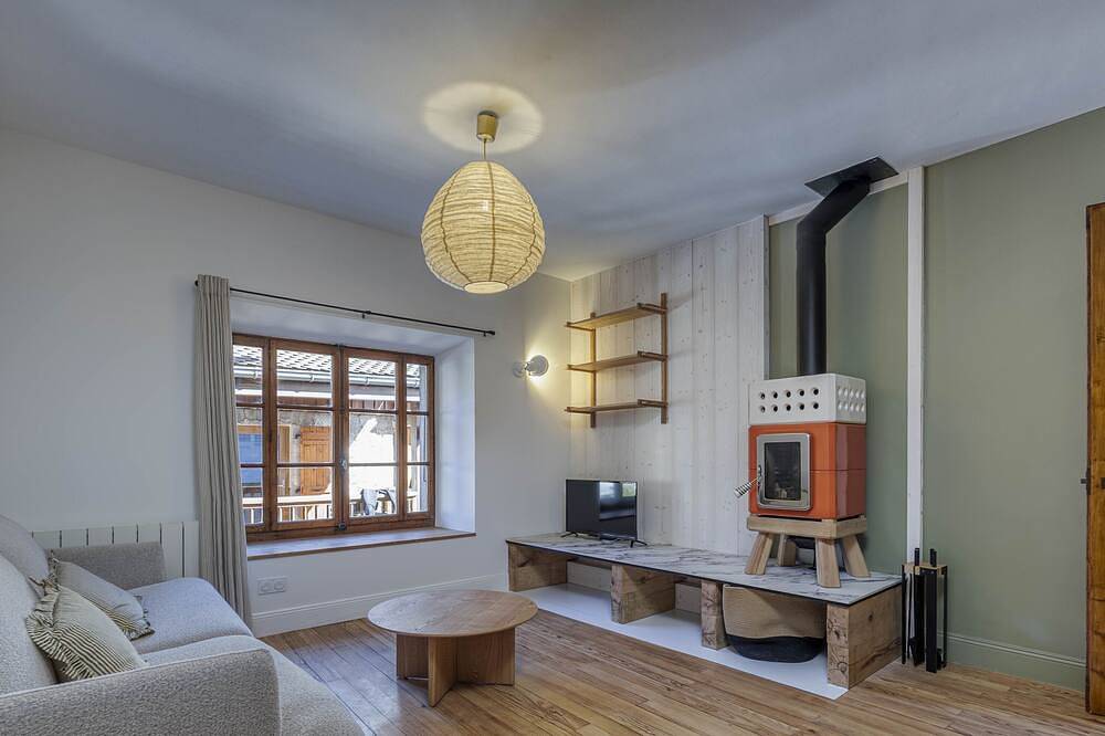 Les Volets Bleus – Charming Village House in Menthon-Saint-Bernard, Annecy region