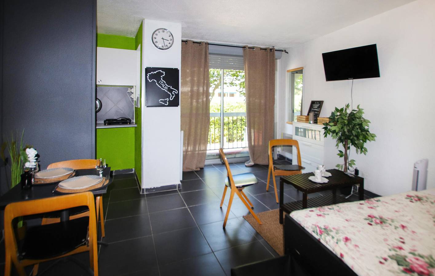 Entire holiday apartment, Cozy Nature Retreat with WiFi and TV in Saint-Martin-de-Crau, Arles region