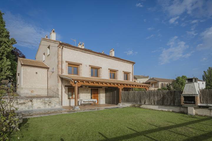 Casa rural para 6 personas, con jardín en Cabañas de Polendos