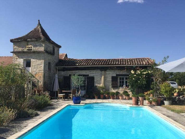 Location de vacances pour 2 personnes, avec Terrasse et Jardin ainsi que Piscine et Vue à Caylus