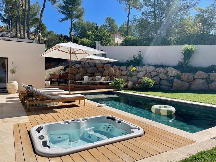Villa pour 8 personnes, avec Jacuzzi et Terrasse ainsi que Jardin et Piscine