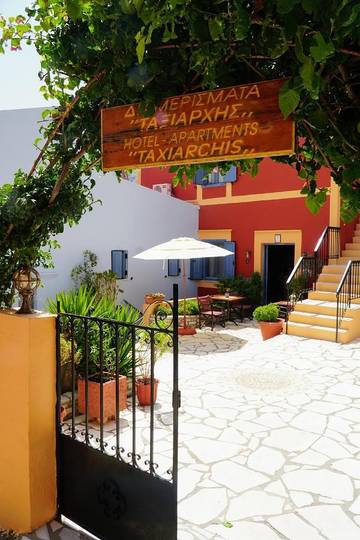 Cottage pour 2 personnes, avec balcon ainsi que jardin et vue dans Symi