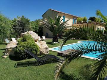 Location de vacances pour 8 personnes, avec piscine et jardin, adapté aux familles à Courthézon