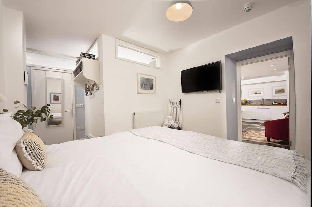 Entire apartment, Hypatia Apartment - Stunning Apartment. Close To Beaches. Dog Friendly in Penzance, Cornwall