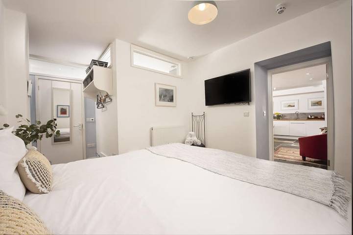 Entire apartment, Hypatia Apartment - Stunning Apartment. Close To Beaches. Dog Friendly in Penzance, Cornwall