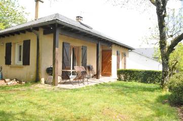Gîte pour 6 personnes, avec jardin à Salles-Curan