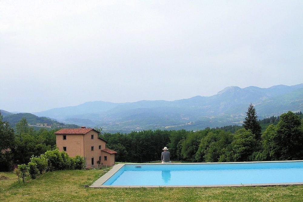 Monte Rotondo, Tuscany Villa with large private pool 200 mtrs walk to restaurant in Castelnuovo di Garfagnana, Garfagnana