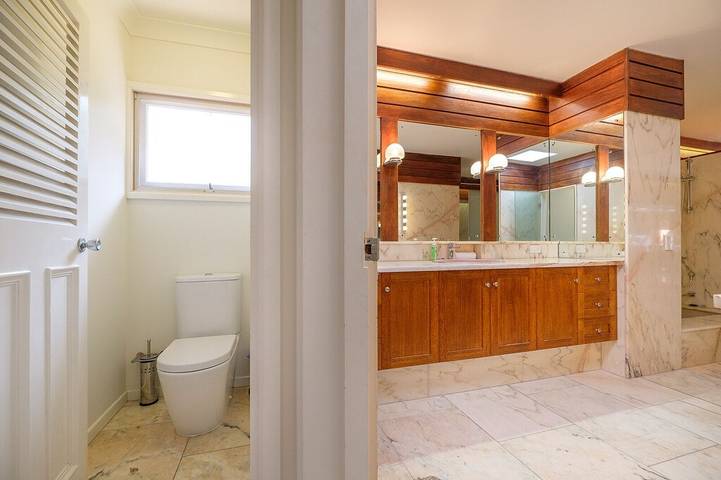 Holiday home for 16 people, with garden and hot tub in Brisbane