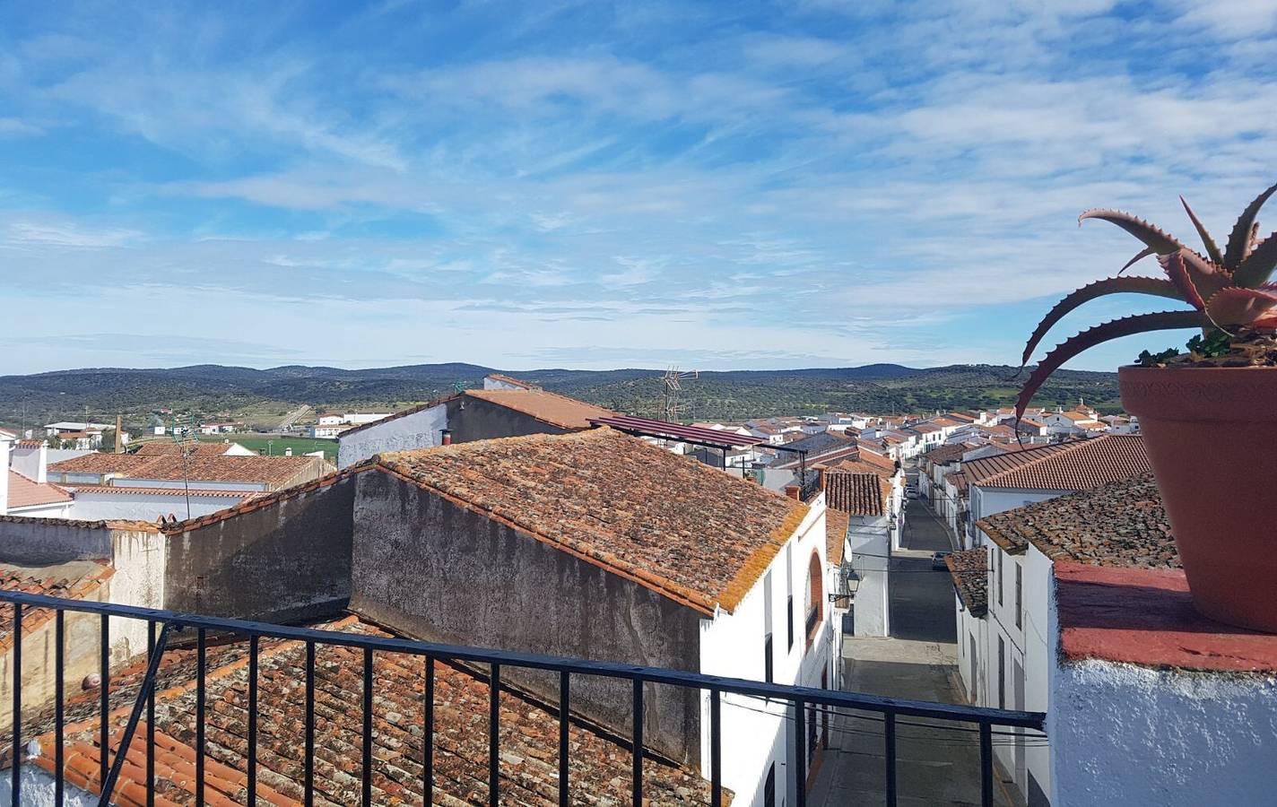 Casa Loren con vistas a la montaña, Wi-Fi y terraza in Encinasola, Sierra de Aracena y Picos de Aroche