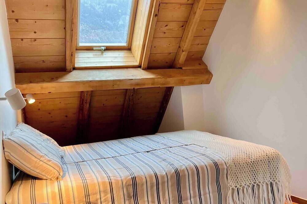 Cyclist Friendly House, Centre Of Bourg D’Oisans - Sleeps 4 in Le Bourg-d'Oisans, Parc national des Écrins