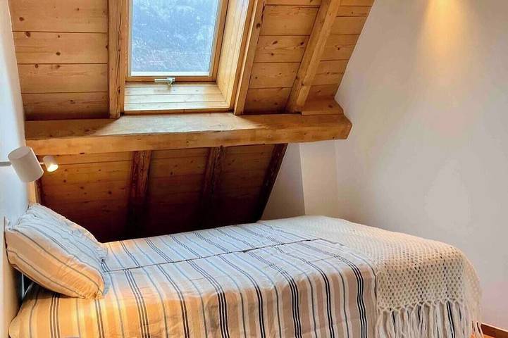 Cyclist Friendly House, Centre Of Bourg D’Oisans - Sleeps 4 in Le Bourg-d'Oisans, Parque Nacional de los Ecrins
