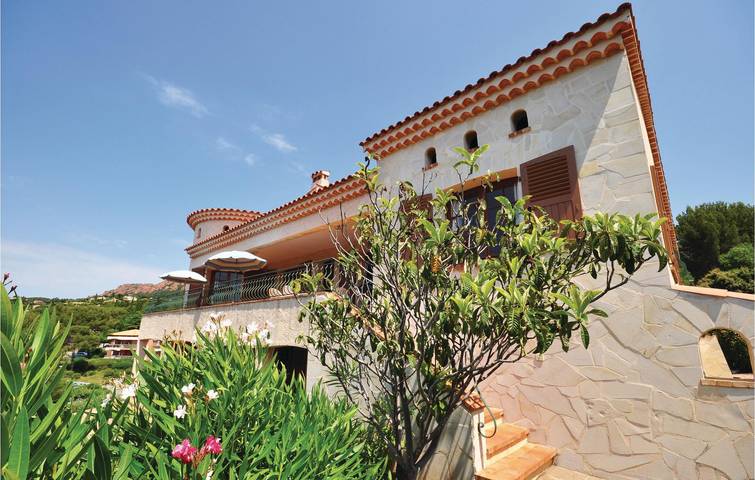 Appartamento intero, Accogliente appartamento di 74 mq: Parcheggio, terrazza, cucina e internet - 1.5km a Plage dAnthéor in Saint-Raphael Varo, Costa mediterranea (Francia)