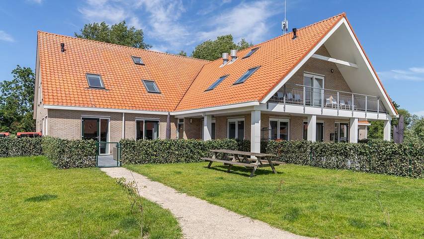 Appartement voor 24 personen, met terras en tuin in Nes