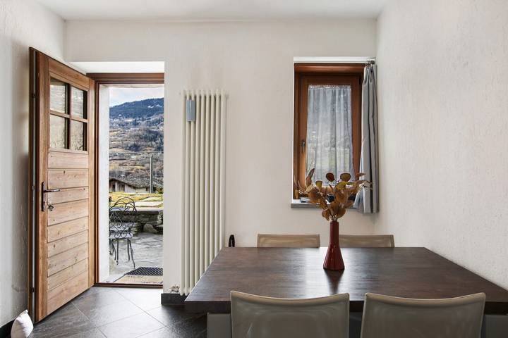 Hel lägenhet, Apartment 'Mini House' with Mountain View, Private Terrace and Private Garden in La Cretaz-Roisan, Comune di Roisan