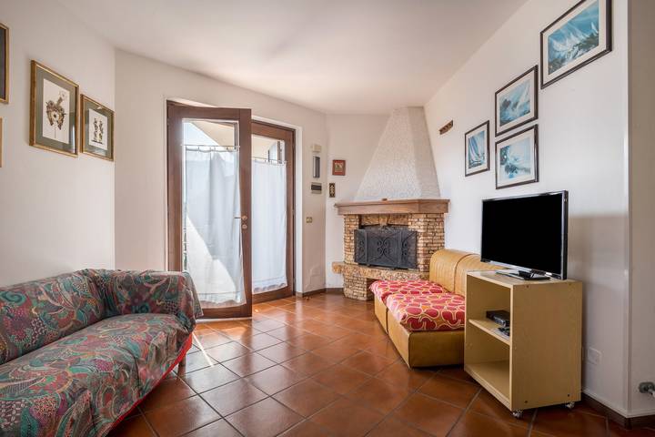 Ganze Wohnung, Ferienwohnung "Bellavista" mit Blick auf den See und Terrasse in Mezzolago, Ledro