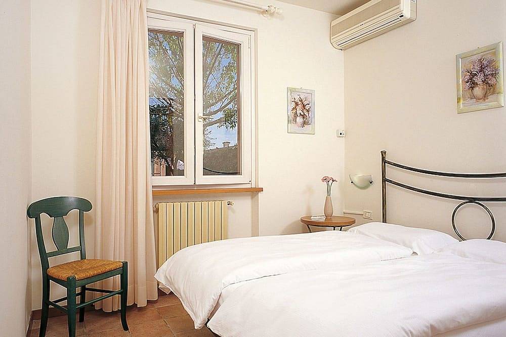 Schöne Wohnung in einem Ferienhaus für 4 Leute mit  W-Lan, Klimaanlage, Pool, Tv und Terrasse in Colombare, Sirmione