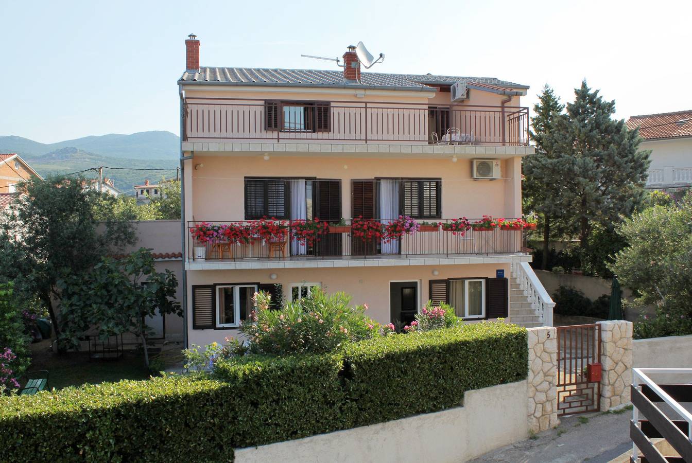 Ganze Wohnung, 1-Zimmer-Ferienwohnung mit Terrasse Novi Vinodolski A-5587-b in Novi Vinodolski, Primorje-Gorski Kotar