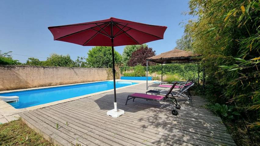 Location de vacances pour 12 personnes, avec terrasse et jardin ainsi que vue et piscine à Saint-Just-Luzac - 4