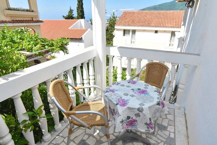 Ferienwohnung für 2 Personen, mit Garten und Seeblick sowie Ausblick in Budva - 4