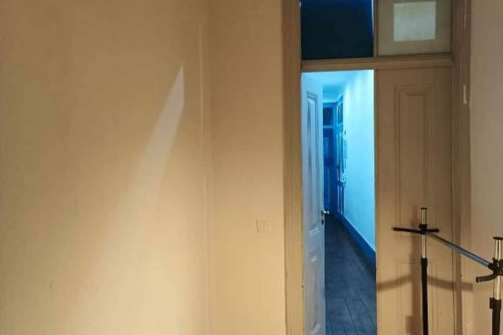 Small Single Room in Almada, Halbinsel von Setúbal