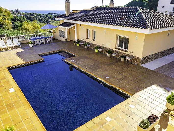 Villa for 8 people, with balcony and garden in Costa Barcelona