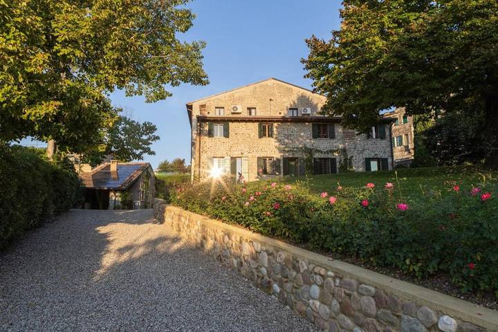 Location de vacances pour 12 personnes, avec vue et jardin dans Custoza